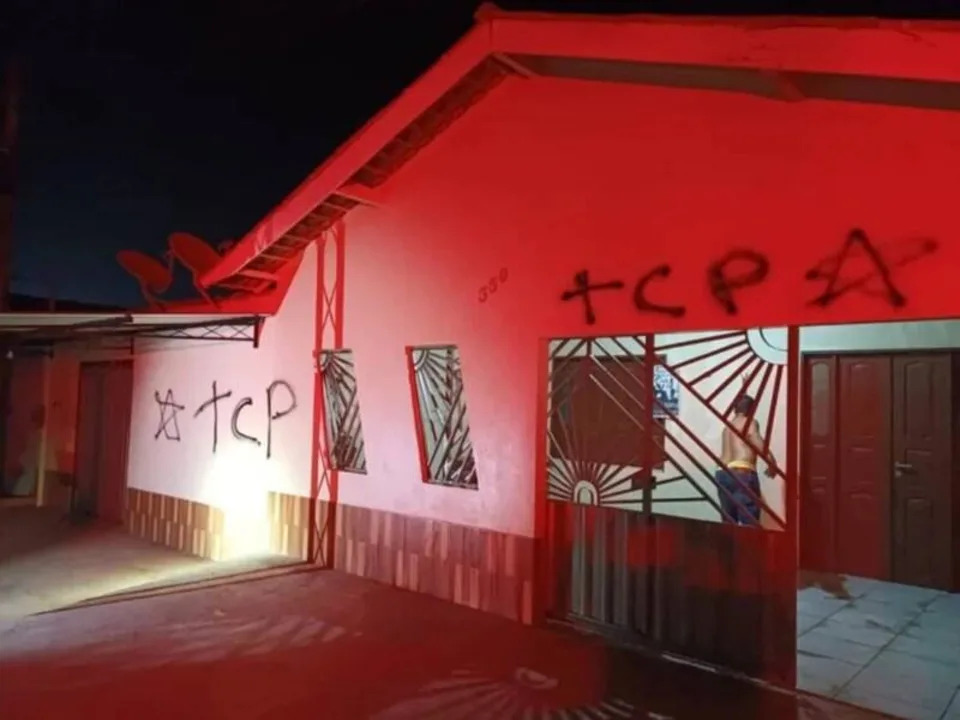 两名枪手行凶后,在住宅外墙喷上“TCP”字样的涂鸦。X@notsonaaa 两名枪手行凶后,在住宅外墙喷上“TCP”字样的涂鸦。X@notsonaaa