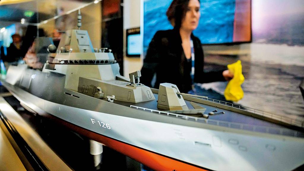 2022年11月在柏林安全會議上展出的F126級護衛艦模型。法新社
