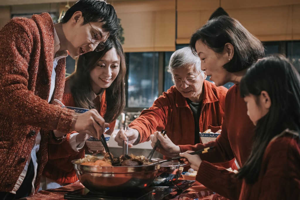 新正頭家家戶戶歡聚團圓，拜年、派利是、吃團圓飯及「年年有餘」都是傳統習俗，但往往容易產生嚴重的食物浪費。