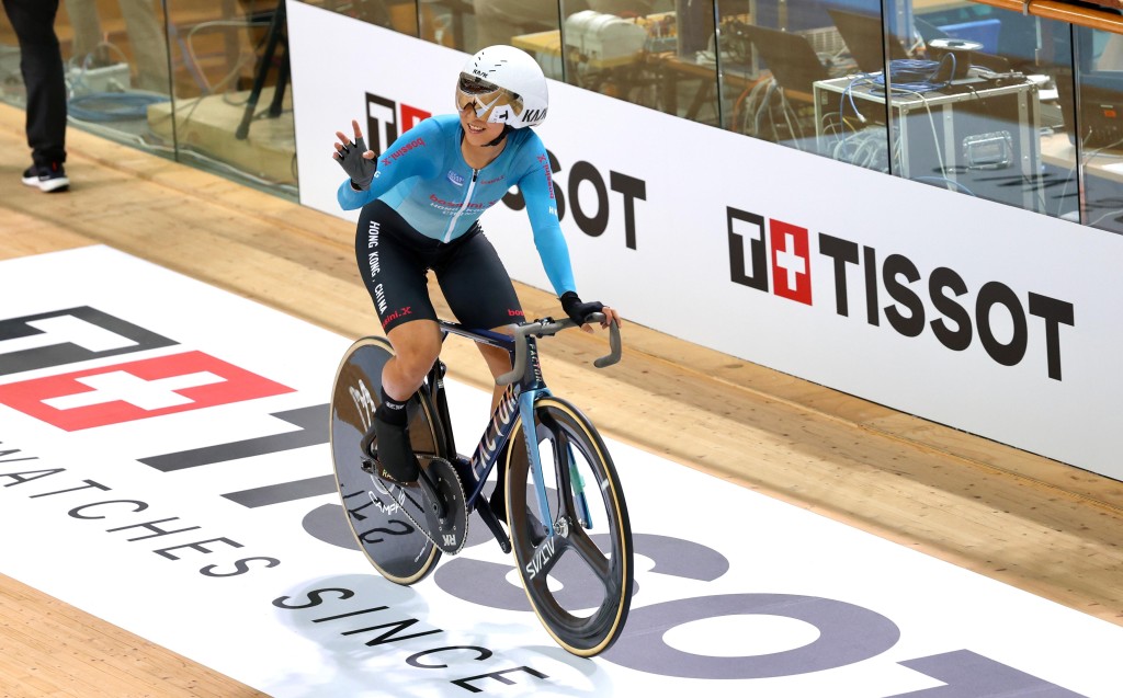 思颖夺得银牌后向观众挥手。徐嘉华摄