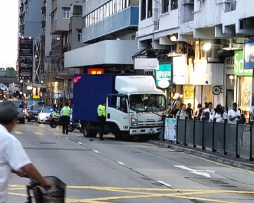 货车撞上行人路。香港突发事故报料区Kenny KT图片‎