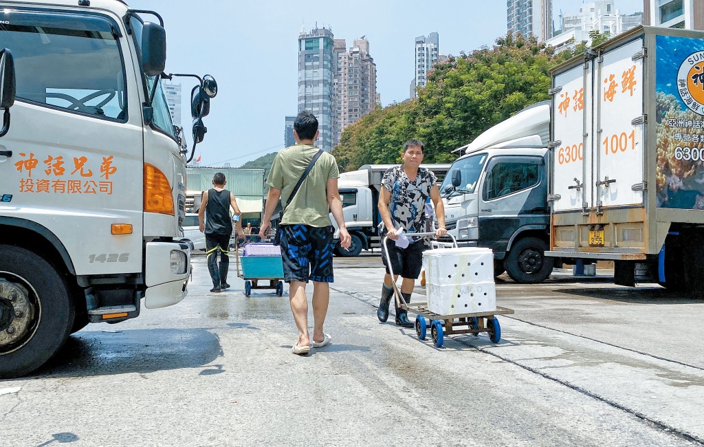 香港仔鱼市场栏商不可各自订购海产，必须经有势力人士买货，以致批发价被抬高至少一成。东周刊图片