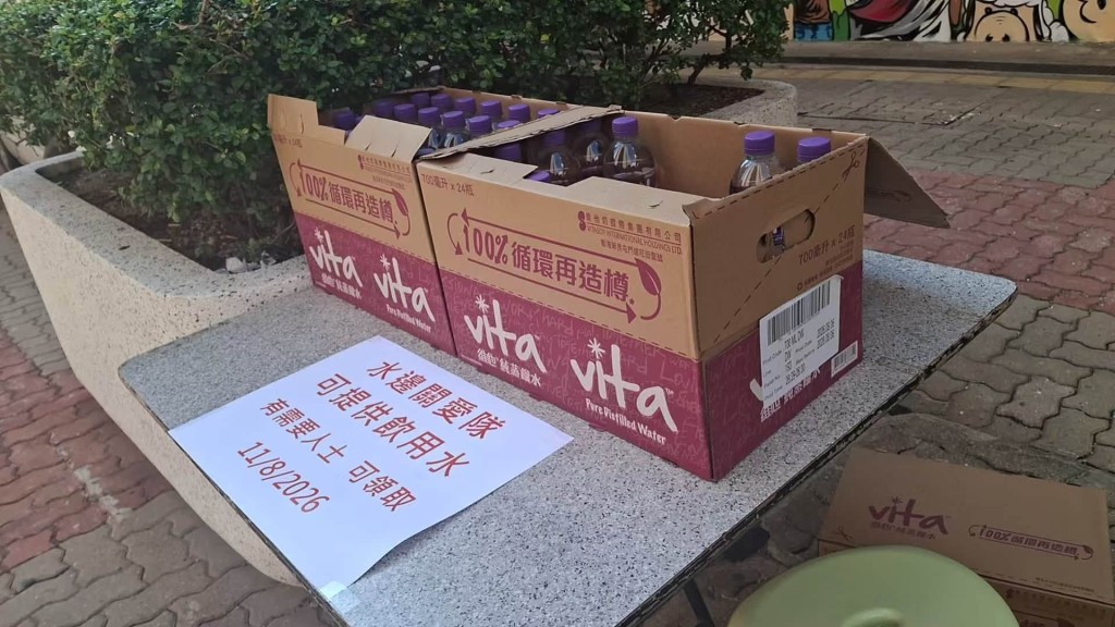 水边关爱队向住户派水。李启立FB 水边关爱队向住户派水。李启立FB