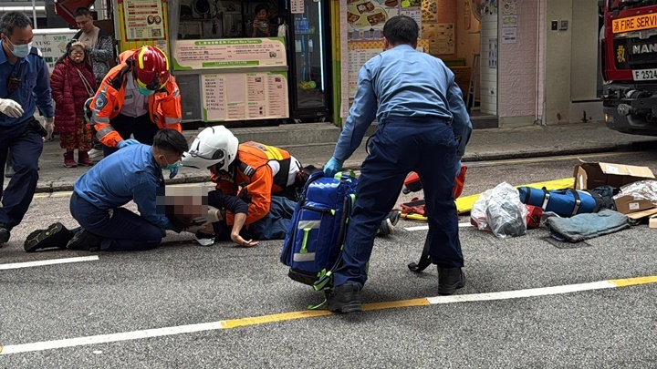 老婦被泥頭車撞傷倒地。fb：黃埔人•紅磡人•土瓜灣人
