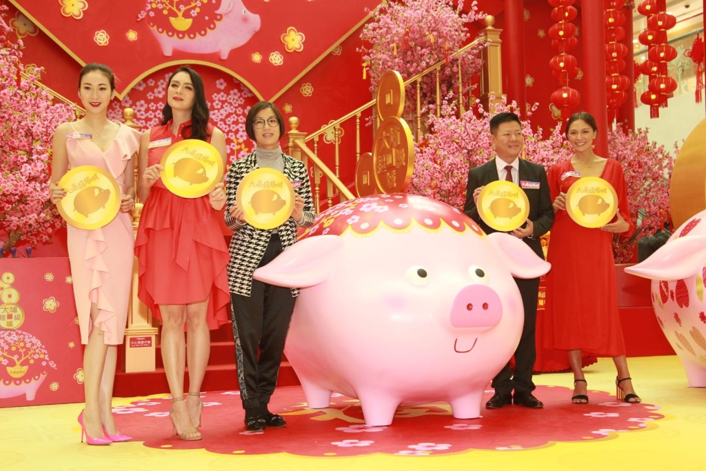 Cara G.（右一）、Ana R（左二）.及莊思敏（左）出席賀年活動。