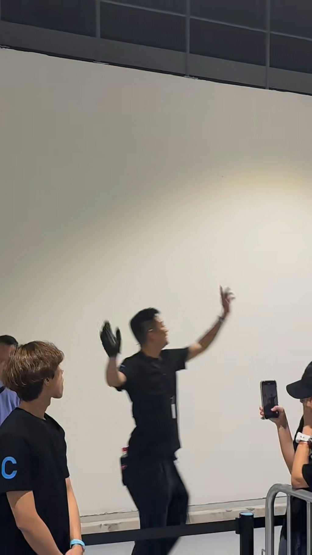 楊證樺近日為謝霆鋒演唱會擔任保安工作,成為台下另類焦點。 楊證樺近日為謝霆鋒演唱會擔任保安工作,成為台下另類焦點。