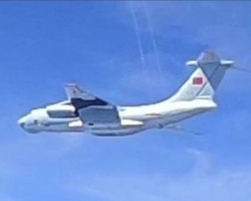 大馬軍方拍攝到中國的伊爾76運輸機飛近。AP圖片