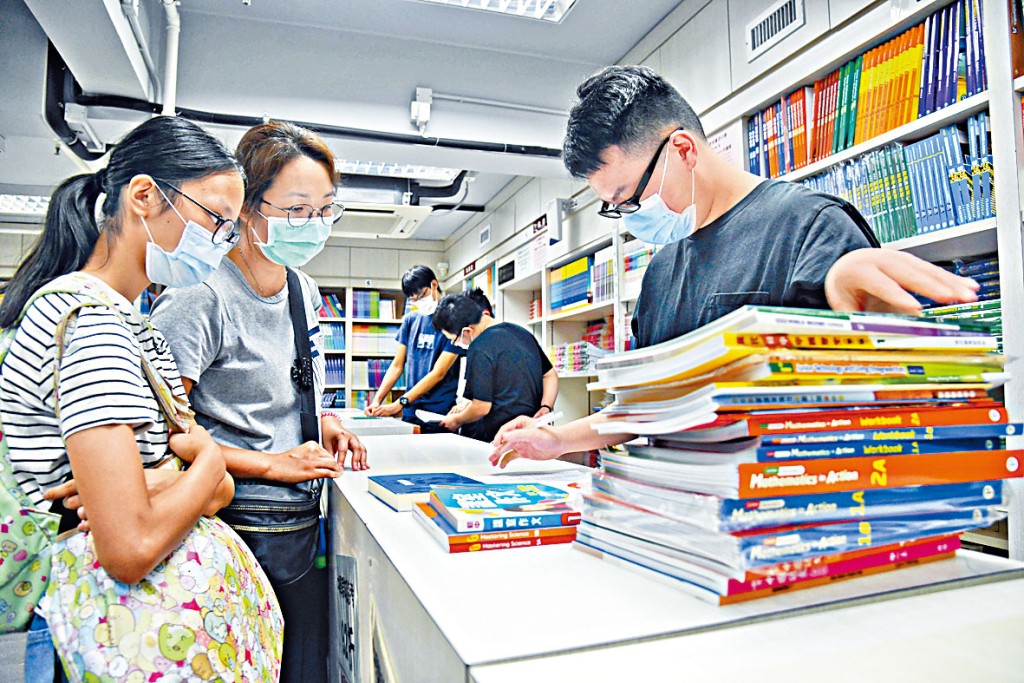 有使用「校本版」課本的中學,擬轉用一般教科書,料家長及學生購書成本增加。