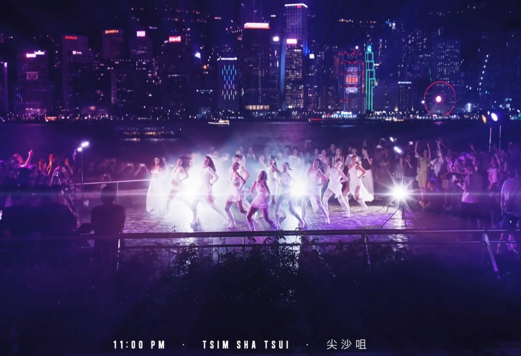 對着維港跳唱非常宏偉。