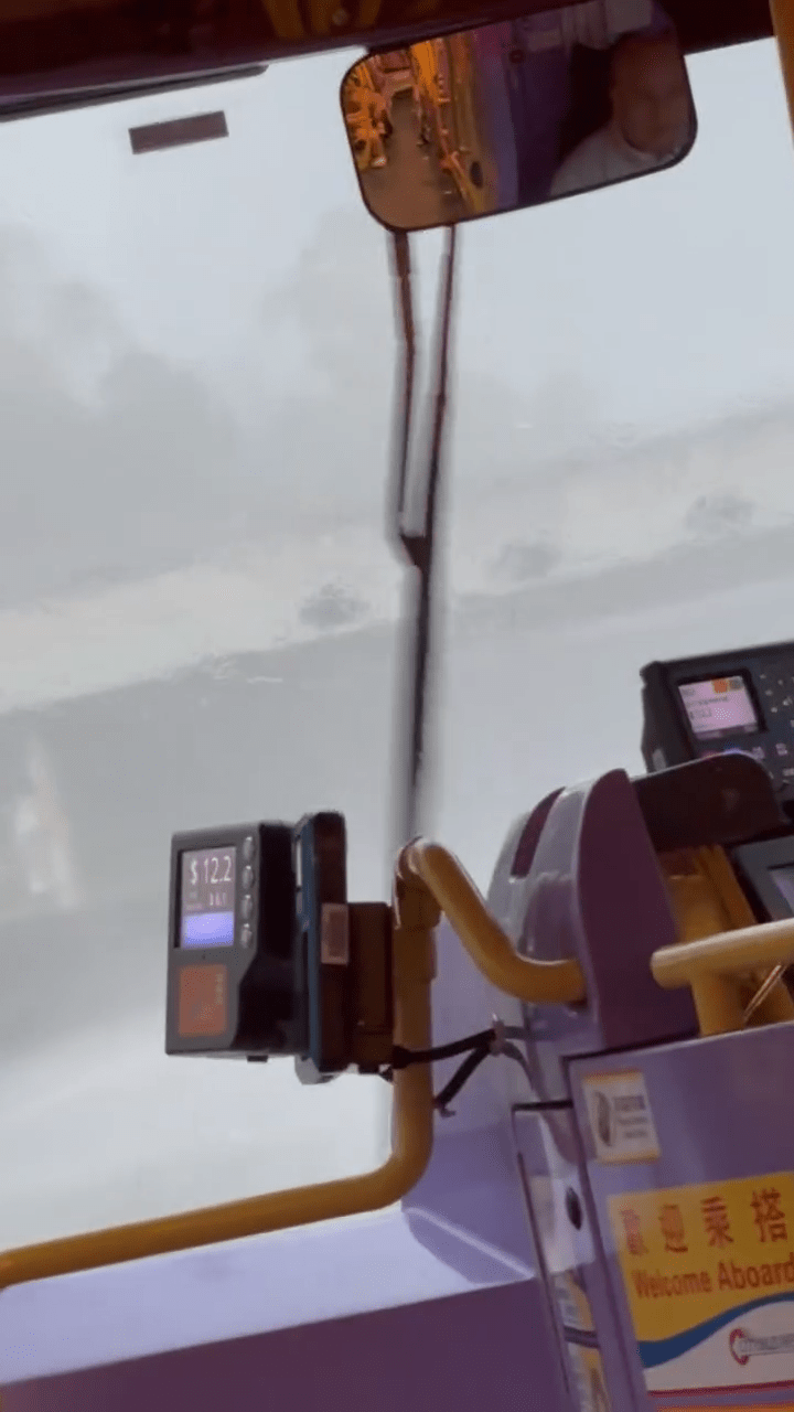 車廂內看到外面朦朧一片 車廂內看到外面朦朧一片
