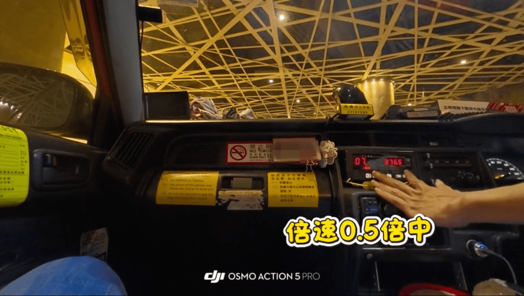 司機停車後按停咪錶,隨後再按下兩掣,價錢立即由 144.5元變成376元。網上片段截圖 司機停車後按停咪錶,隨後再按下兩掣,價錢立即由 144.5元變成376元。網上片段截圖