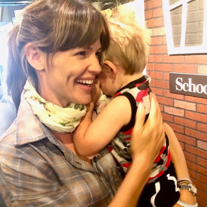 賓艾弗力分享前妻珍妮花嘉納(Jennifer Garner)抱着兒子Samuel的舊照,盛讚珍妮花是好媽媽。
