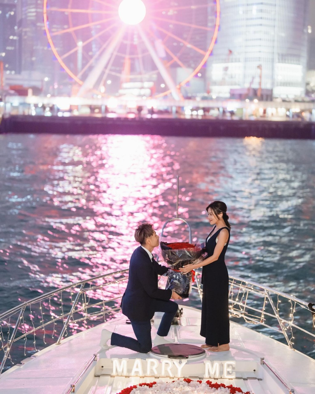 李晓欣的男友安在游艇上求婚，维港景下极浪漫。