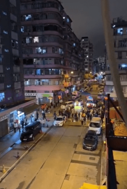 大批南亞漢深宵聚集街頭叫囂，多部警車到場。fb香港突發事故報料區