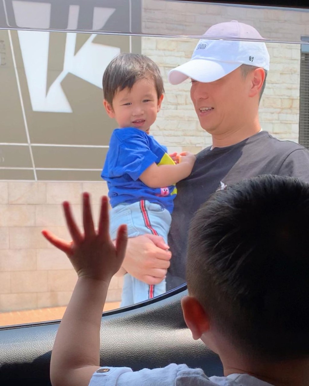 留在車內的Brendan一見弟弟即打招呼。
