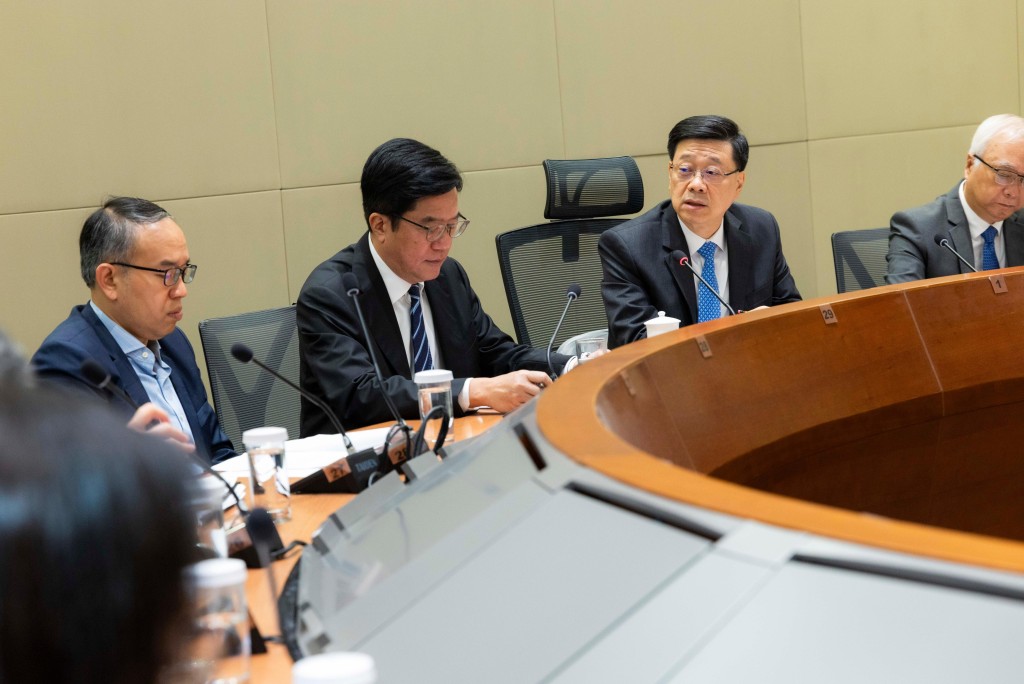 署理財政司司長黃偉綸(左二)、財經事務及庫務局局長許正宇(左一)和環境及生態局局長謝展寰(右一)亦有出席會議。 署理財政司司長黃偉綸(左二)、財經事務及庫務局局長許正宇(左一)和環境及生態局局長謝展寰(右一)亦有出席會議。