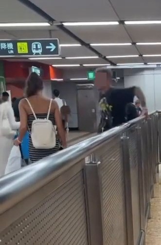 一名人有三急的大隻佬，早前在港鐵旺角站 表演彈出彈入，以比電影中「東莞仔」更有 勁力的跨欄方法，闖入車站已付車費區域借 廁所，過程被途人直擊拍攝下來。Threads截圖