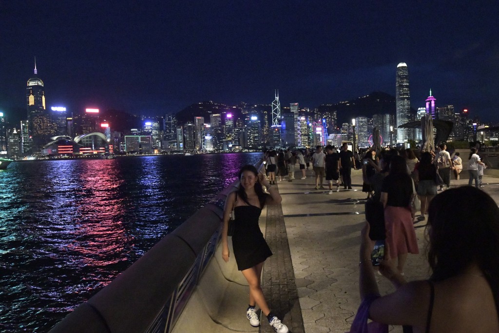 不少旅客爱以维港夜景打卡。资料图片