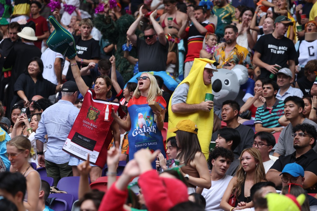 不少市民和遊客悉心打扮入場觀賽。