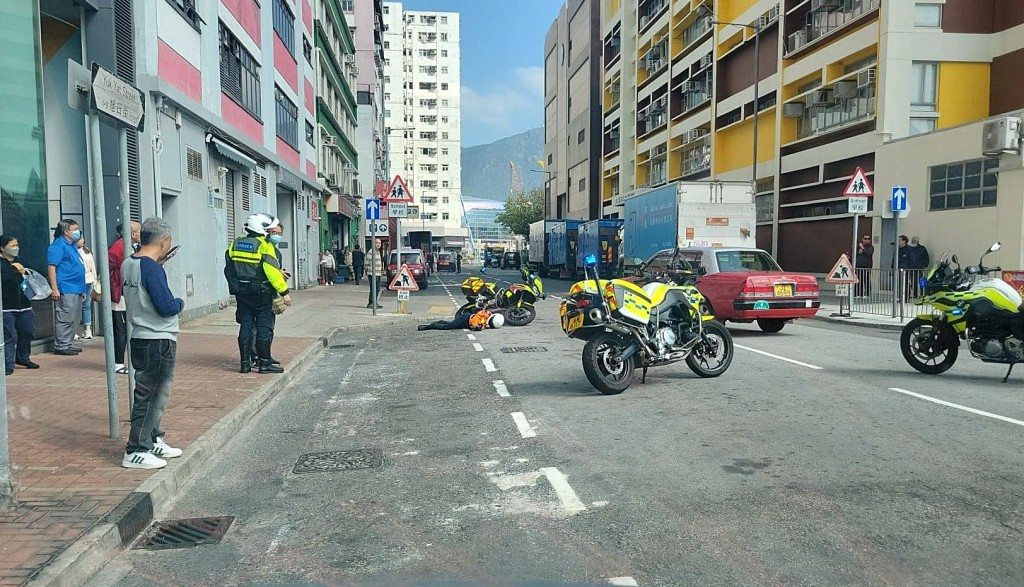 救護電單車被撞倒。fb： 車cam L（香港群組）