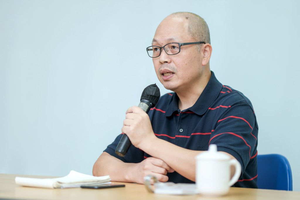 他希望盡快可與當局溝通會面,並煞停方案。 他希望盡快可與當局溝通會面,並煞停方案。
