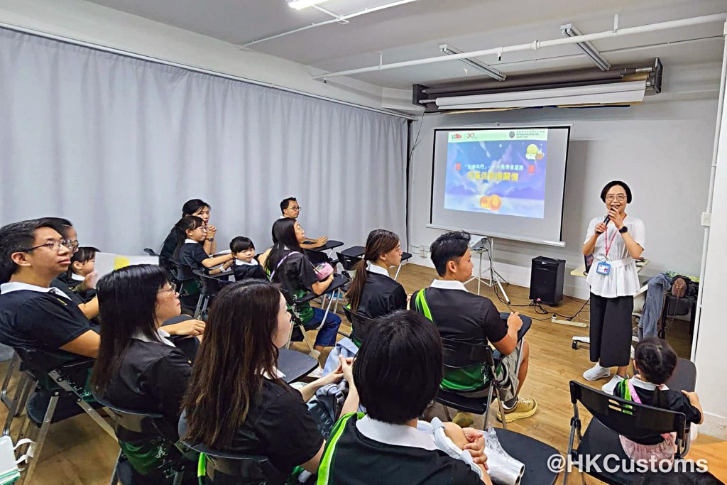 海關義工隊探訪活動。fb：香港海關