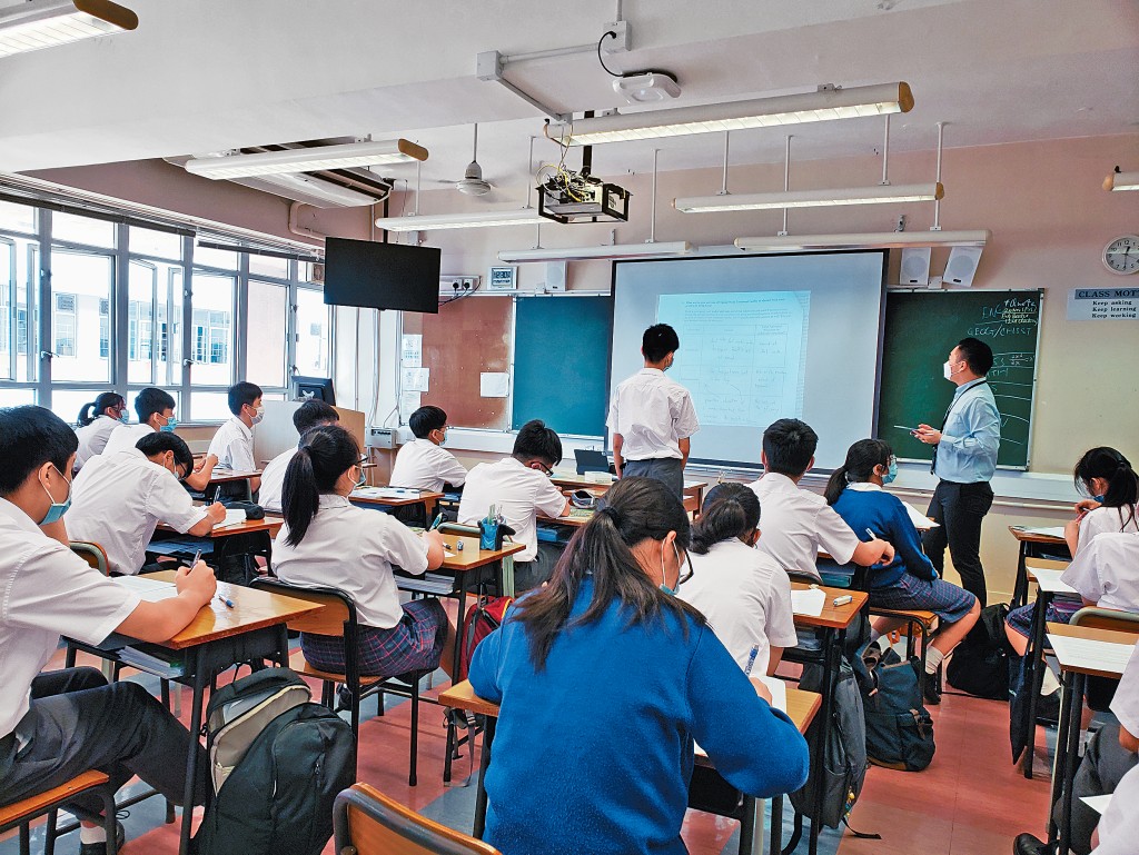 新學年,全港中一全面開展「公民、經濟與社會課程」。