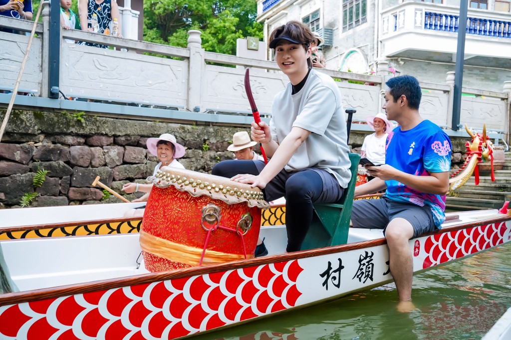胡鴻鈞鼓勵年輕人扒龍舟培養團隊精神。