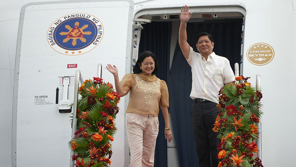 在菲律宾马尼拉的维拉莫尔空军基地，菲律宾总统小马可斯（右）登上飞往中国的飞机。AP