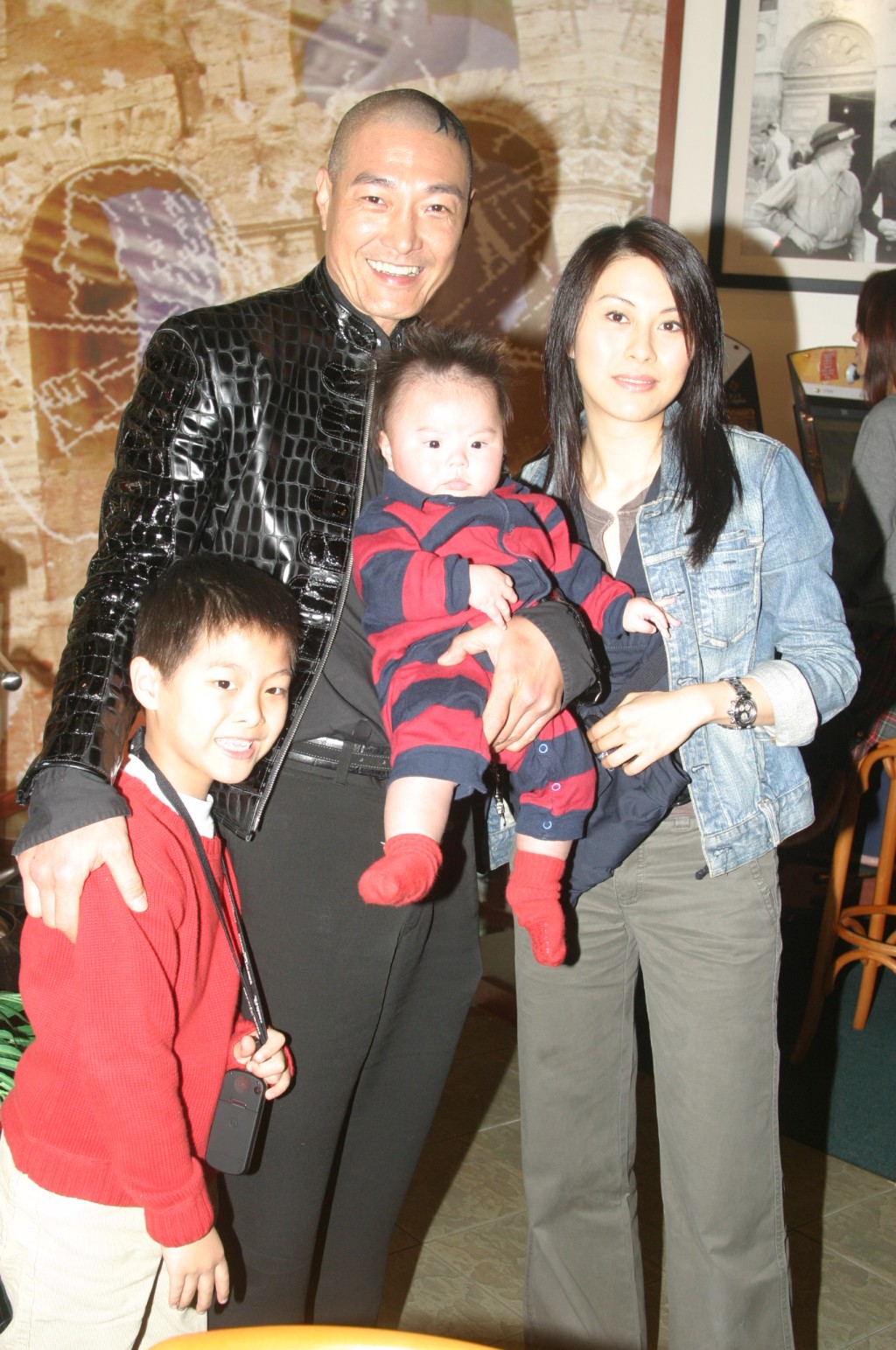 黎淑贤于1998年与卢惠光奉子成婚。