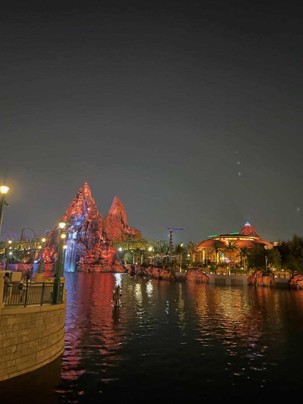 北京環球影城夜景璀璨，JJ與家人共度萬聖節時光。