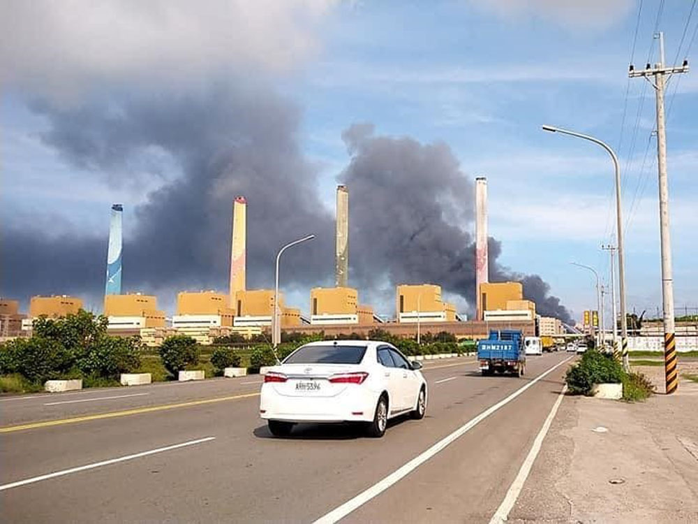 台中火力發電廠疑似輸送帶起火。FB圖