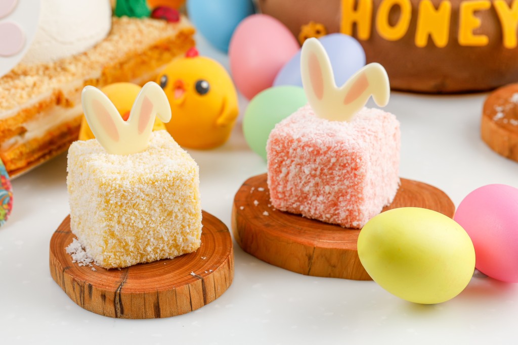 彩虹雷明顿蛋糕，经典的彩虹雷明顿蛋糕有兔仔耳朵朱古力点缀，可爱又美味。