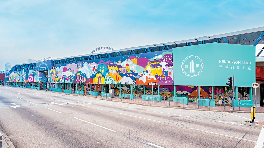恒地於中環海濱的項目設220米的戶外藝術圍板，展出本地藝術家的城市景觀畫作。