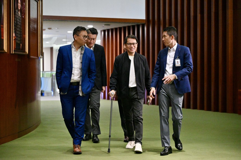 眾候任議員今早（12月30日）10時陸續到達立法會會議廳進行宣誓綵排。