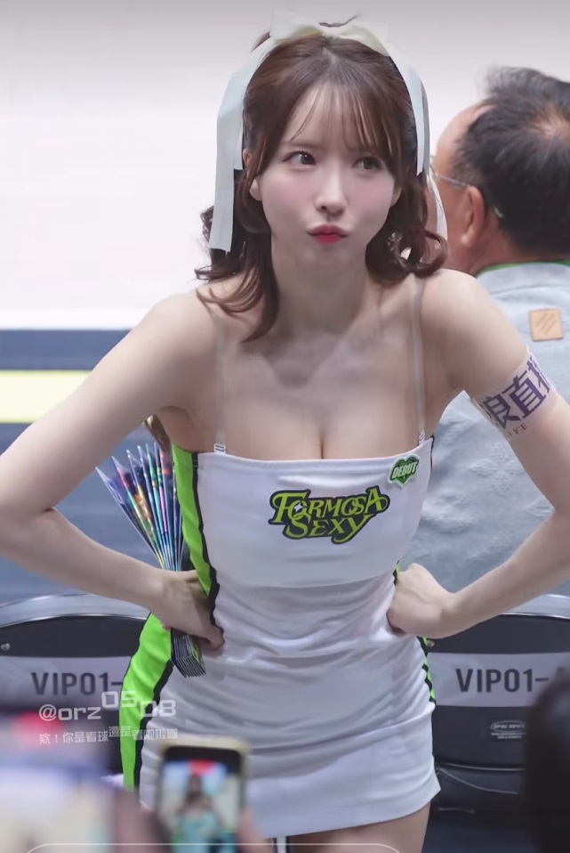 三上悠亞走到觀眾席上，近距離對住球迷叉腰、谷胸、嘟嘴賣萌。