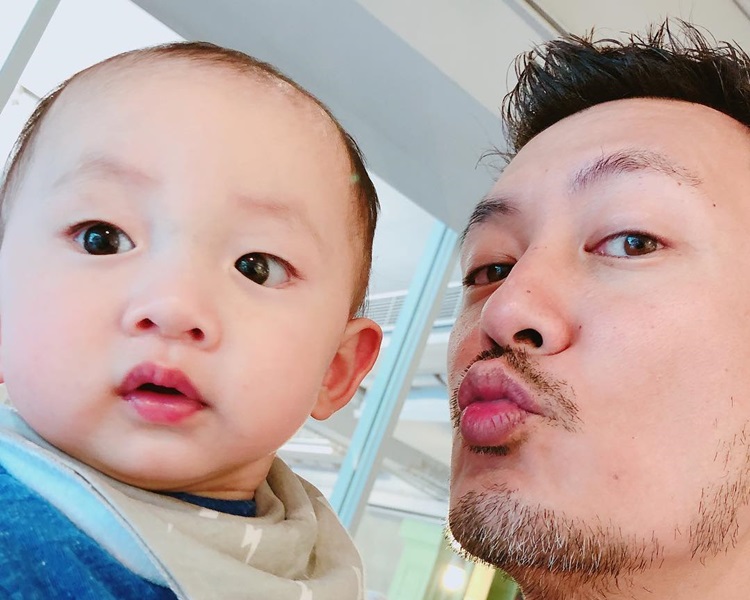樂仔抱著BB,父愛滿瀉。