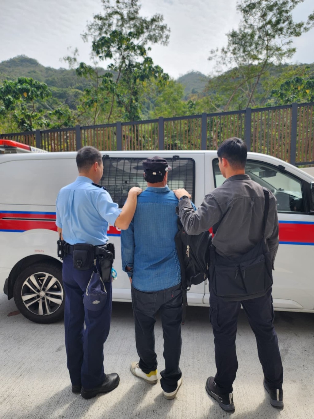 警方聯同入境處突擊搜查東九龍區多個罪案黑點,共拘捕12人。警方提供 警方聯同入境處突擊搜查東九龍區多個罪案黑點,共拘捕12人。警方提供