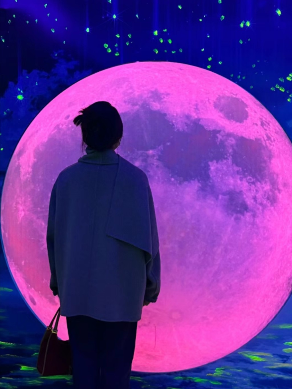 東莞好去處2024｜7. 畫遊梵高沉浸式藝術館 打卡位之一的唯美月亮。（圖片來源：小紅書）