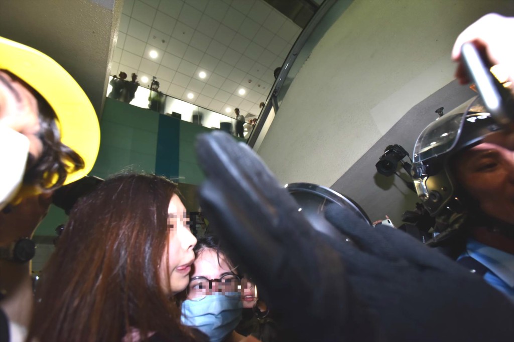 警方進入商場帶走多人