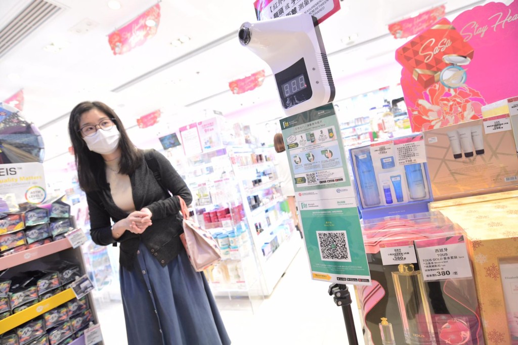 餐飲業務及表列處所要在12月3日前，向政府申請應用程式「安心出行」的二維碼。