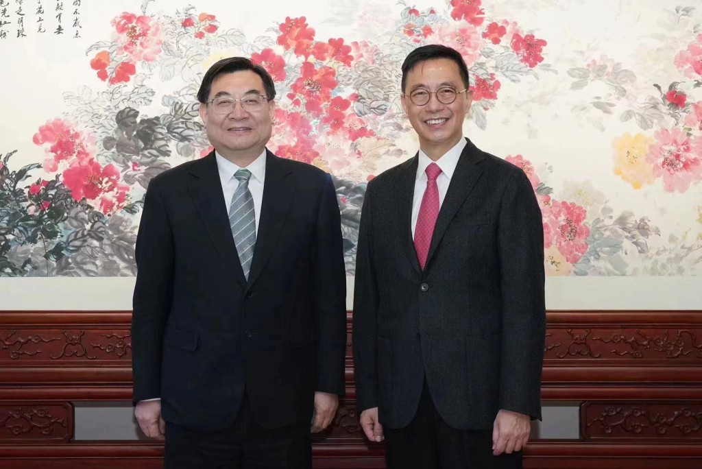 胡和平上月曾于北京会见香港特区文化体育及旅游局局长杨润雄。