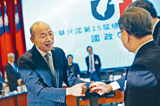 ■韓國瑜昨天發表國政報告前，與顧問團隊握手。