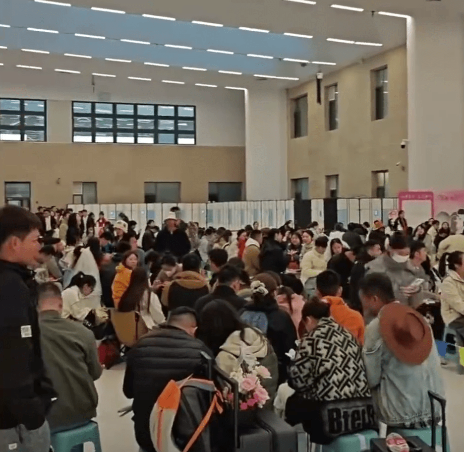 在賽里木湖婚姻登記中心,擠滿新人。 在賽里木湖婚姻登記中心,擠滿新人。