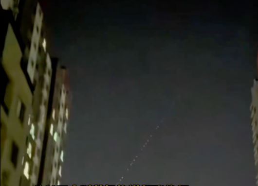 河南6日晚，多地民众在夜空中发现神秘光串。抖音