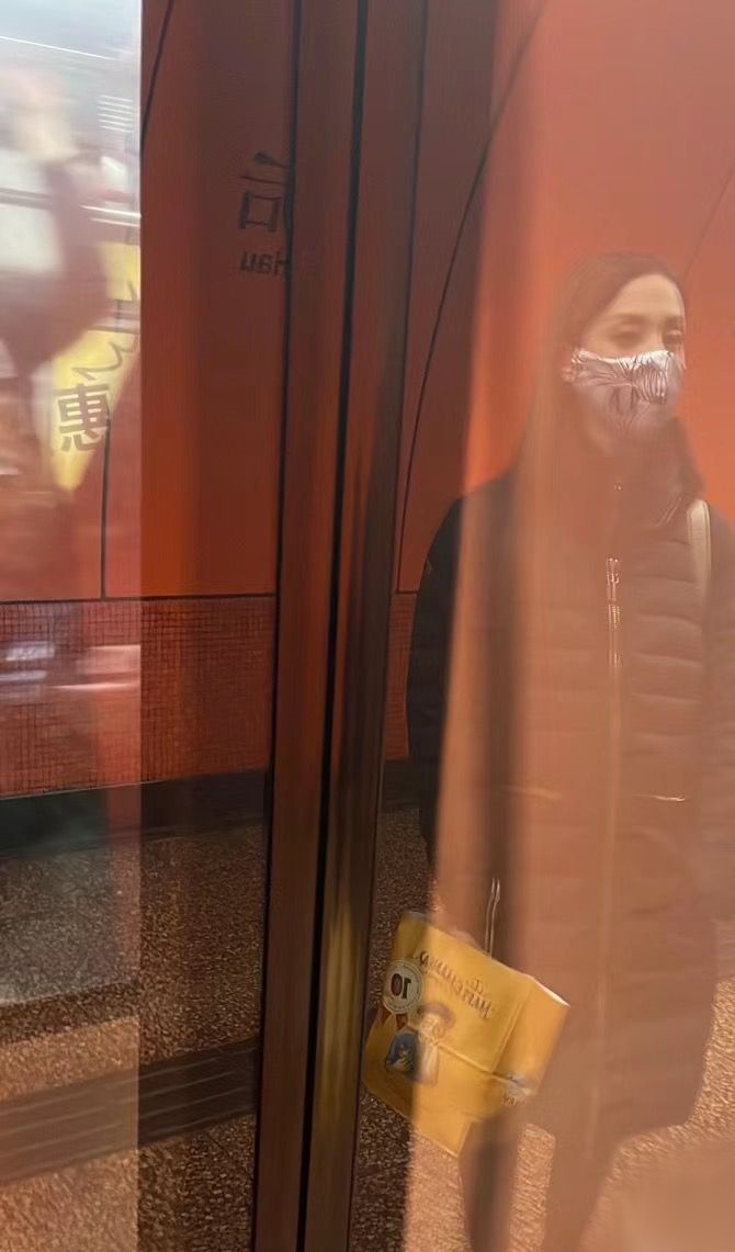 昨日（25日）有網民圖文並茂自爆在港鐵巧遇陳凱琳。