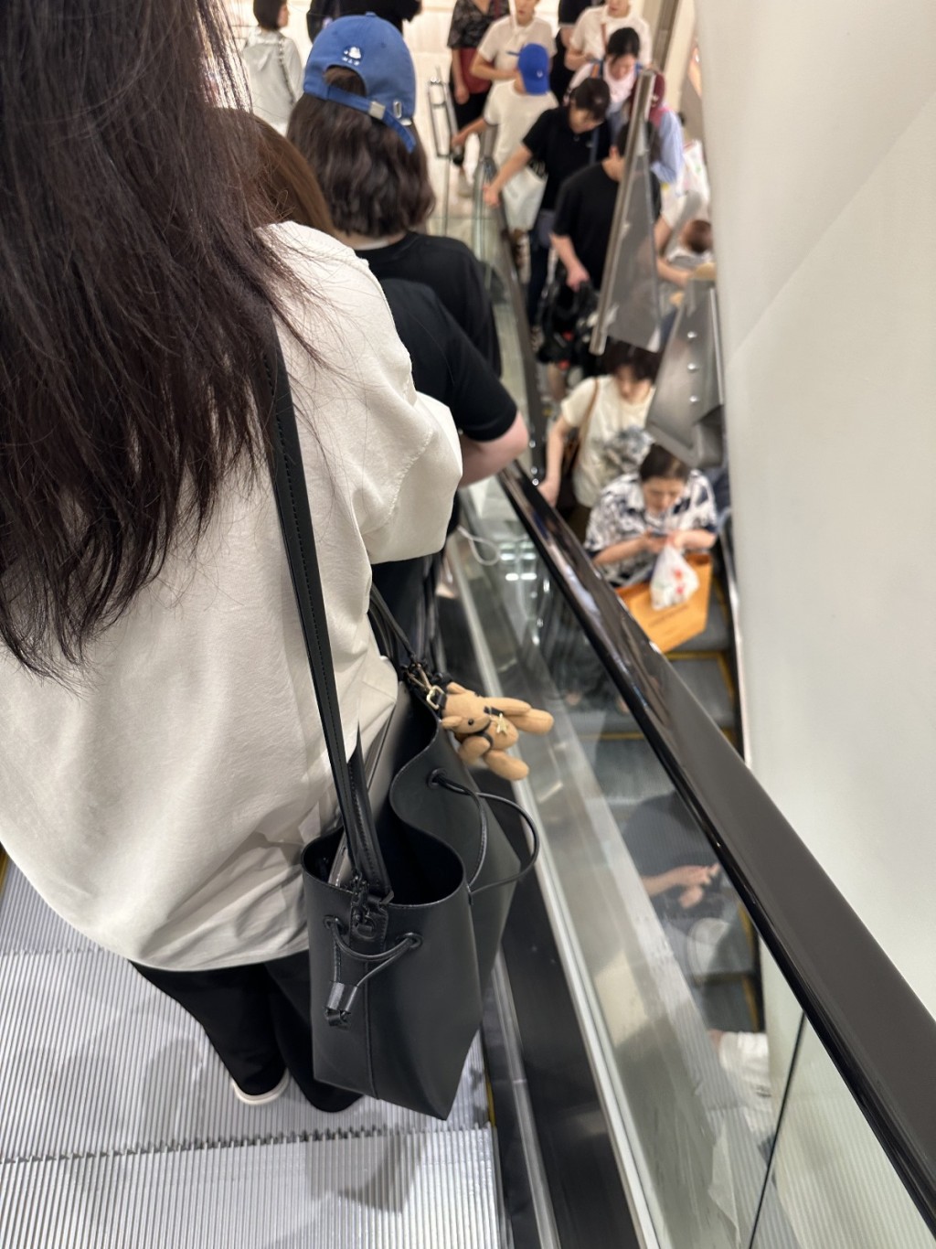 南韓警方封鎖首爾明洞新世界百貨店,並疏散人群。X@Timbretop 南韓警方封鎖首爾明洞新世界百貨店,並疏散人群。X@Timbretop