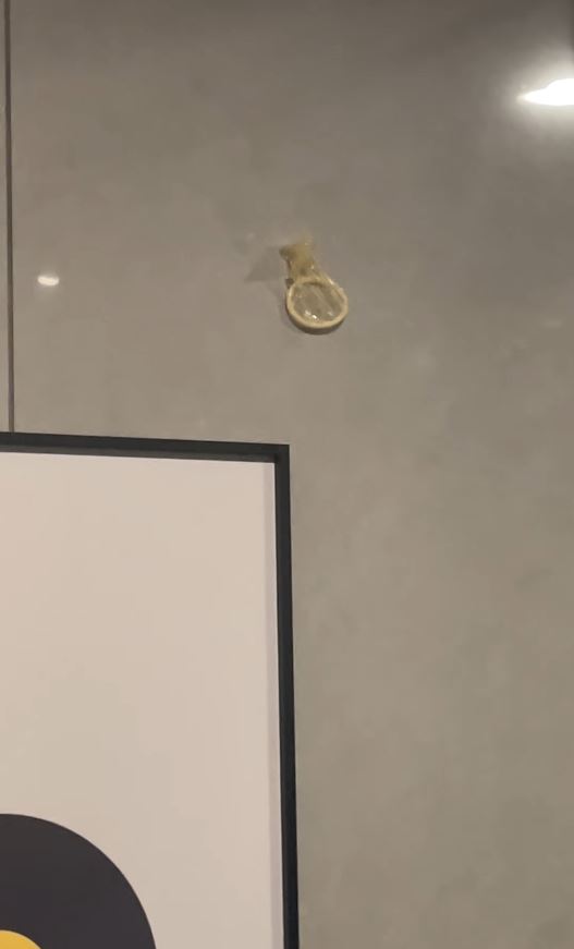 江西有女網民投訴某酒店衛生惡劣，分別在房間牆上發垷避孕套及窗簾上有假眼睫毛。抖音＠唔西迪西