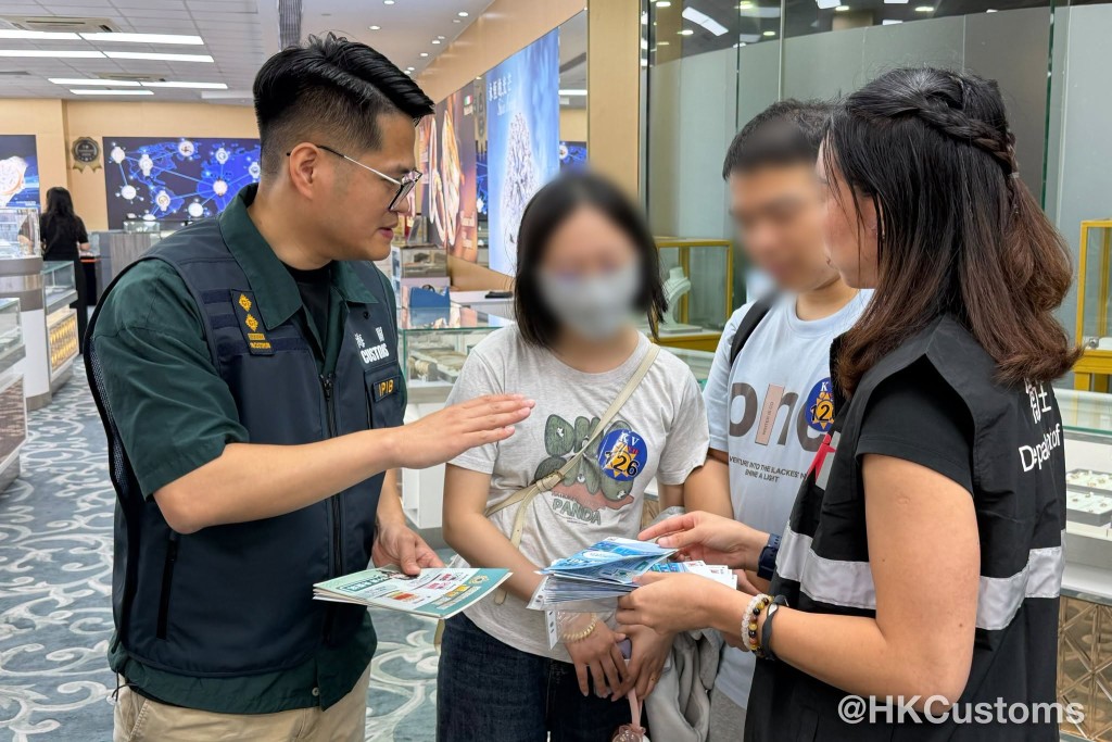 海關強調會時刻緊守崗位,並特設快捷處理機制,優先跟進及處理訪港旅客的緊急投訴。 海關強調會時刻緊守崗位,並特設快捷處理機制,優先跟進及處理訪港旅客的緊急投訴。