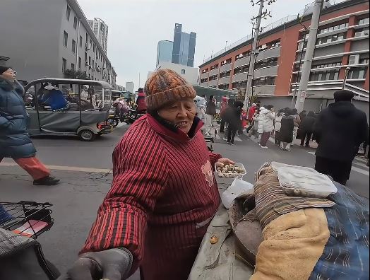 宋愛玉82高齡仍擺攤買鵪鶉蛋，希望儘快把欠下的醫藥費還清。抖音